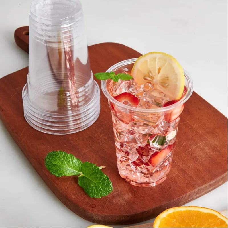 bicchiere di plastica trasparente