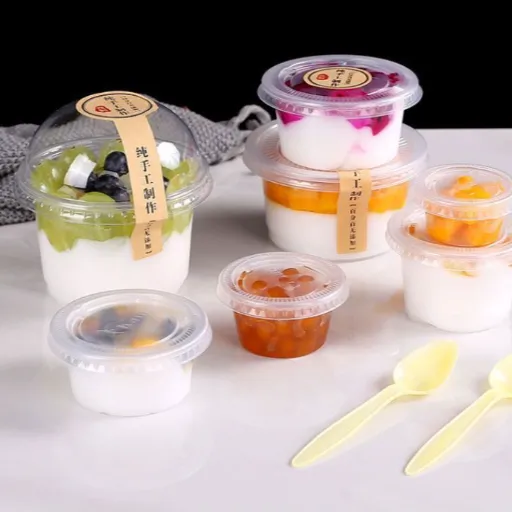 Eisbecher aus transparentem Kunststoff